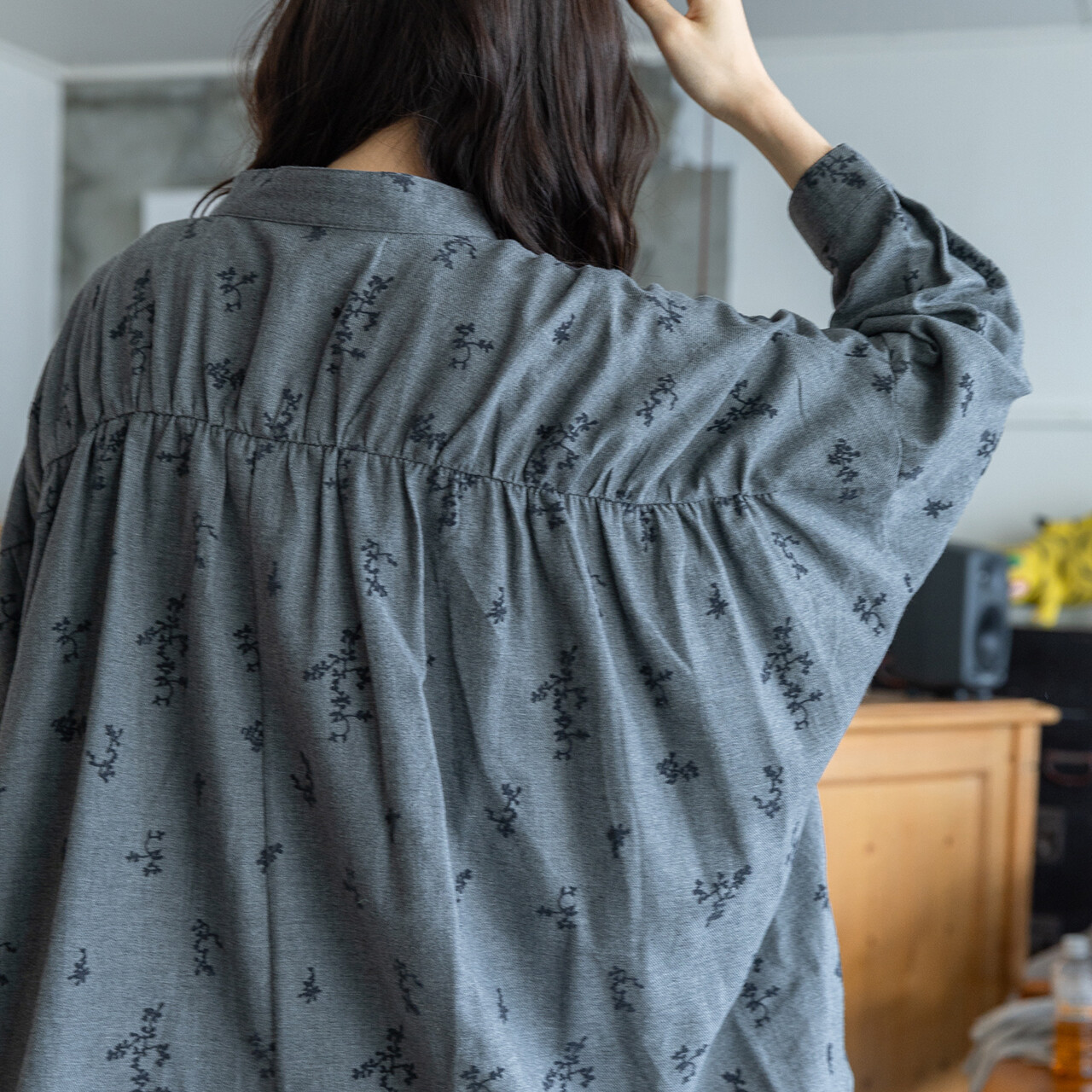 綿100% フロッキープリント 後ろギャザーブラウス 5,525円